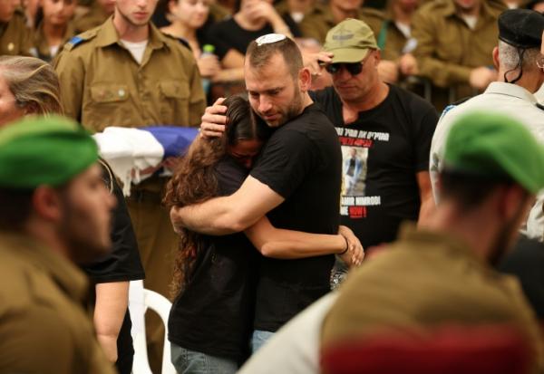 Funérailles du soldat israélien Tamir Nimrodi, capturé par le Hamas lors de l'attaque du 7 octobre 2023 contre le sud d'Israël, dans la ville de Kfar Saba, dans le centre d'Israël, le 16 octobre 2025 