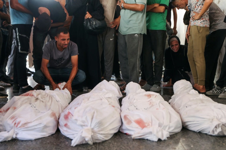 Des Palestiniens pleurent des proches tués par des frappes israéliennes sur le quartier al-Zeitoun, à l'hôpital Baptiste de Gaza-ville, le 19 août 2025
