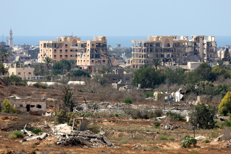 Vue des destructions dans la bande de Gaza, prise du côté israélien de la clôture, le 19 août 2025