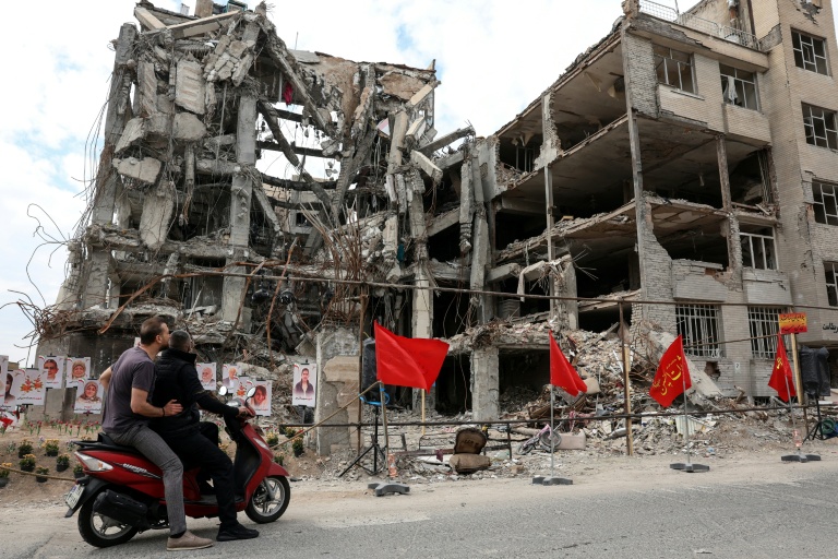 Un bâtiment de Téhéran endommagé par une frappe aérienne israélo-américaine, le 13 avril 2026