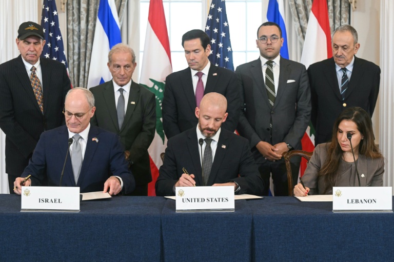 Le secrétaire d'Etat américain Marco Rubio (au centre à l'arrière) regarde (de gauche à droite au premier rang) l'ambassadeur israélien aux Etats-Unis Yechiel Leiter, le chef du cabinet du département d'Etat américain Daniel Holler, et l'ambassadrice libanaise aux Etats-Unis Nada Hamadeh signer un accord-cadre sur le conflit au Liban à Washington le 26 juin 2026