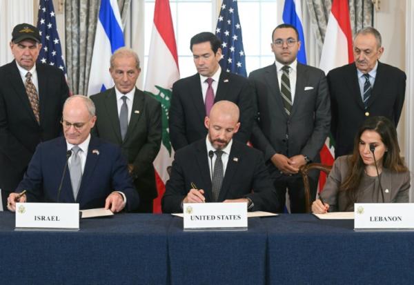 Le secrétaire d'Etat américain Marco Rubio (au centre à l'arrière) regarde (de gauche à droite au premier rang) l'ambassadeur israélien aux Etats-Unis Yechiel Leiter, le chef du cabinet du département d'Etat américain Daniel Holler, et l'ambassadrice libanaise aux Etats-Unis Nada Hamadeh signer un accord-cadre sur le conflit au Liban à Washington le 26 juin 2026