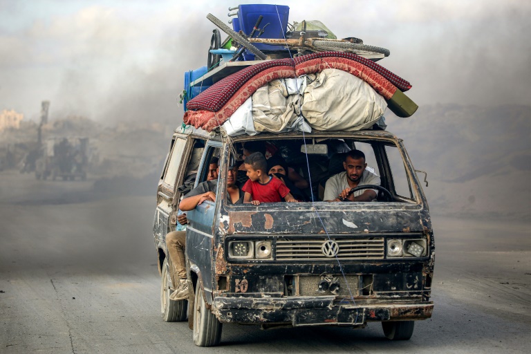 Des Palestiniens à bord d'un véhicule évacuent la ville de Gaza, dans le nord de la bande de Gaza, pour aller vers le sud, le 2 septembre 2025