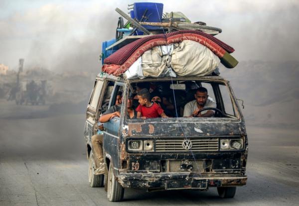 Des Palestiniens à bord d'un véhicule évacuent la ville de Gaza, dans le nord de la bande de Gaza, pour aller vers le sud, le 2 septembre 2025