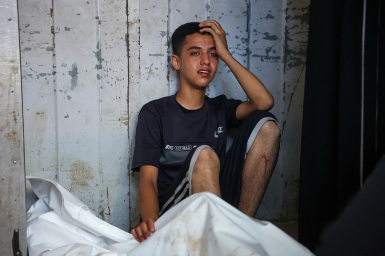 Un jeune palestinien pleure près du corps d'un proche tué dans des frappes israéliennes sur la ville de Gaza, à l'hôpital Al-Chifa, le 2 septembre 2025