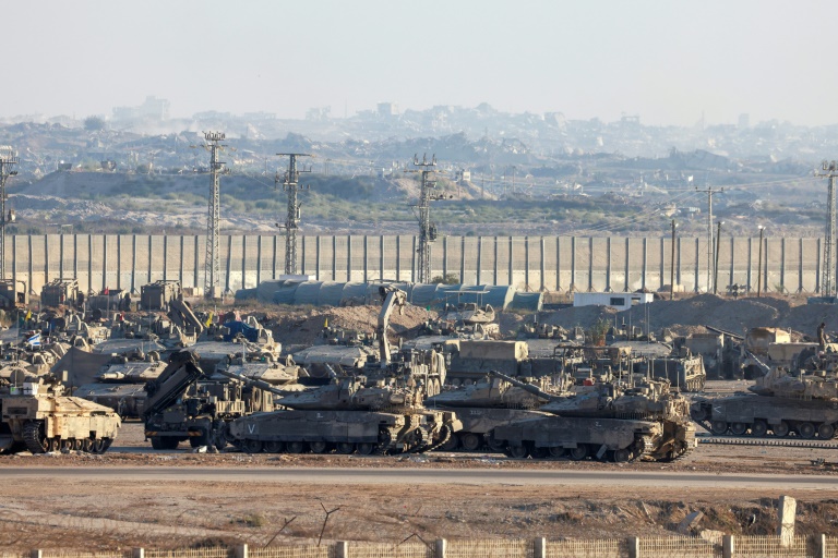 Une photo prise depuis la frontière israélienne avec la bande de Gaza montre de la fumée s'élèvant sur le site de bombardements israéliens sur le territoire palestinien dévasté, le 16 septembre 2025