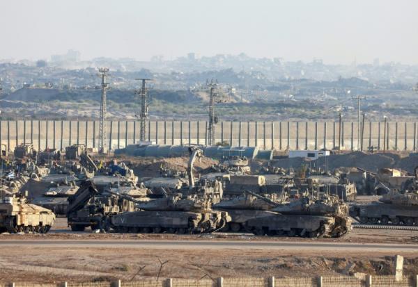 Une photo prise depuis la frontière israélienne avec la bande de Gaza montre de la fumée s'élèvant sur le site de bombardements israéliens sur le territoire palestinien dévasté, le 16 septembre 2025