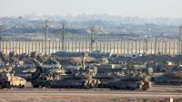 Une photo prise depuis la frontière israélienne avec la bande de Gaza montre de la fumée s'élèvant sur le site de bombardements israéliens sur le territoire palestinien dévasté, le 16 septembre 2025