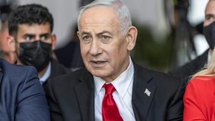 Le Premier ministre israélien Benjamin Netanyahu assiste à une cérémonie à Jérusalem-Est, près de la barrière de séparation avec la ville de Ramallah, en Cisjordanie occupée par Israël, le 5 juillet 2026