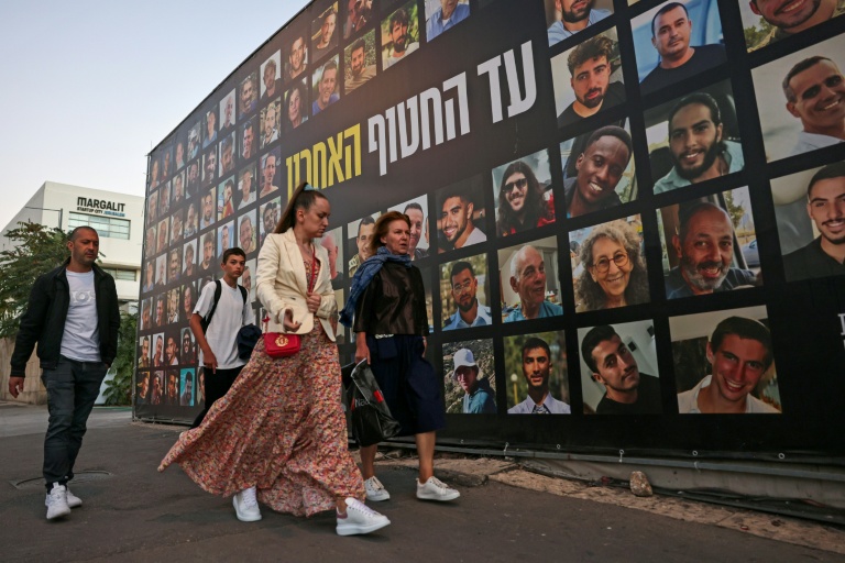 Photos des otages enlevés lors de l'attaque du Hamas contre Israël le 7 octobre 2023, à Jérusalem le 6 octobre 2025
