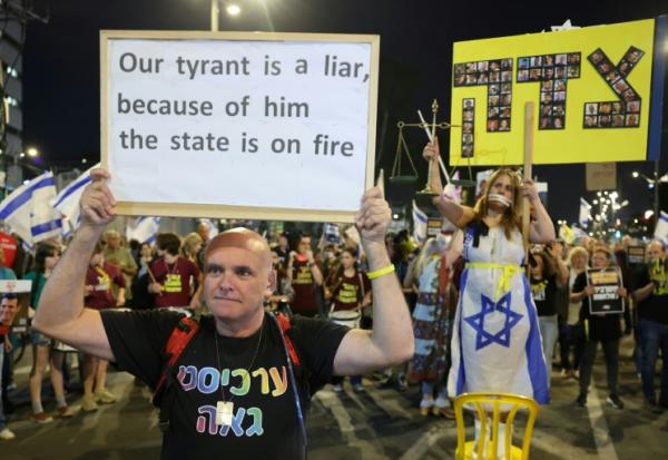 Des Israéliens manifestent à Tel-Aviv pour réclamer du  gouvernement qu'il agisse pour obtenir la libération des otages retenus par le Hamas à Gaza, le 3 mai 2025
