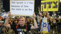 Des Israéliens manifestent à Tel-Aviv pour réclamer du  gouvernement qu'il agisse pour obtenir la libération des otages retenus par le Hamas à Gaza, le 3 mai 2025