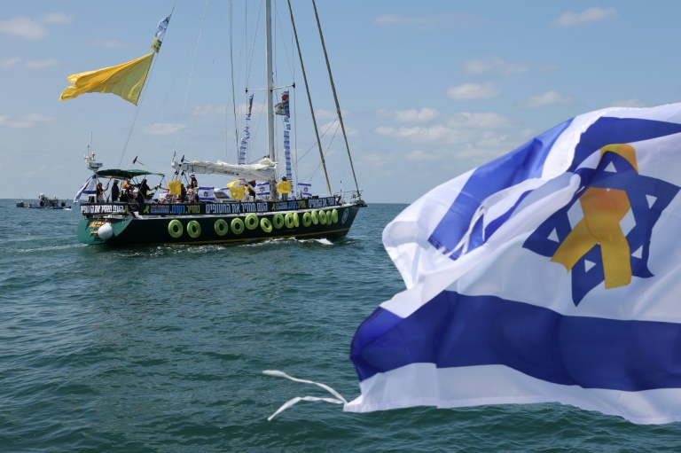 Plusieurs bateaux transportant des membres des familles d'otages israéliens quittent le port  israélien d'Ashkelon, à la frontière nord de la bande de Gaza, le 7 août 2025