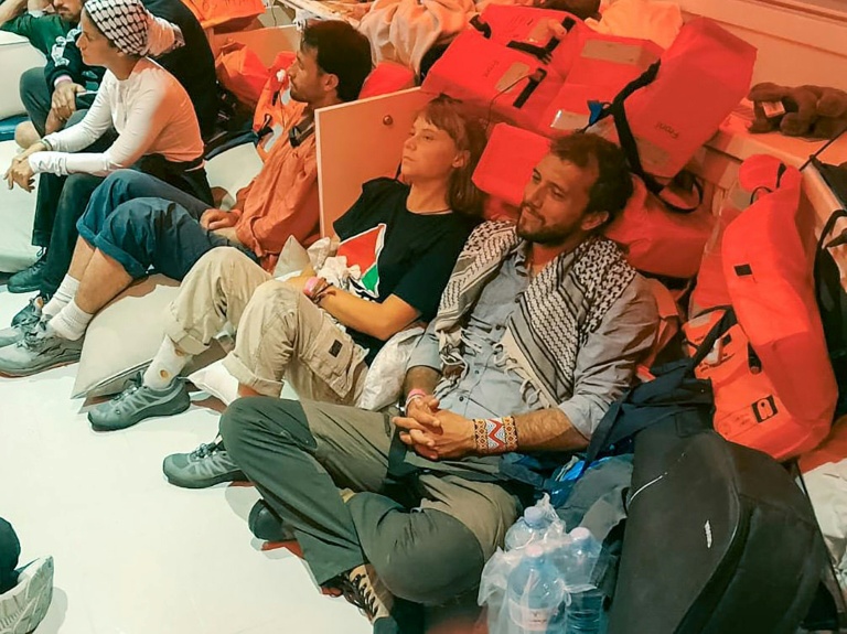 Greta Thunberg et d'autres militants propalestiniens en route vers un port israélien, après l'interception de leur bateau par la Marine israélienne, le 2 octobre 2025. Photo distribuée par le ministère israélien des Affaires étrangères
