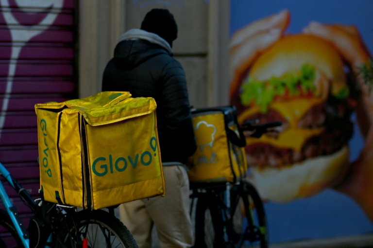 Un cycliste travaillant pour le service de livraison de repas Glovo dans une rue de Milan, le 11 janvier 2024 en Italie