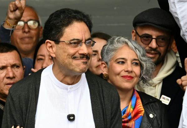 Le candidat à la présidence de la Colombie du parti au pouvoir Ivan Cepeda, après avoir voté dans un bureau de vote lors de l'élection présidentielle à Bogota, le 31 mai 2026