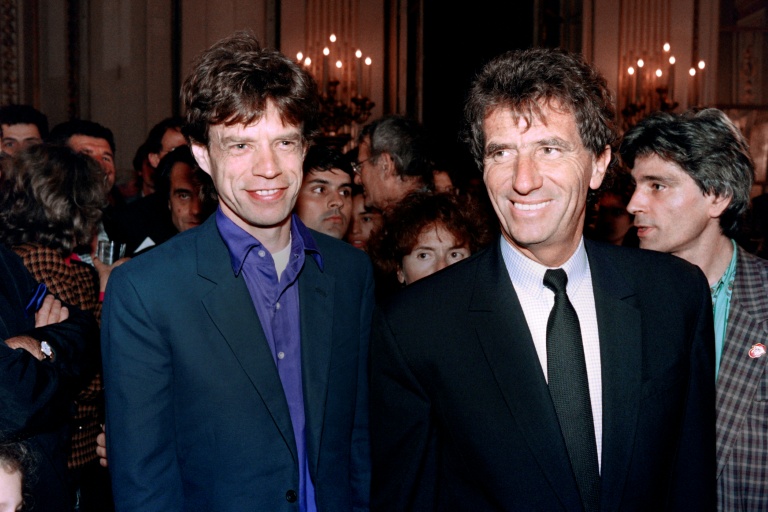 L'ancien ministre de la Culture Jack Lang reçoit Mick Jagger à l'occasion de la Fête de la musique, le 21 juin 1999 à Paris   