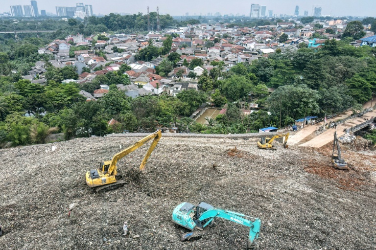 Vue aérienne d'engins de chantier sur un tas d'ordures à la décharge de Cipeucang, dans le sud de Tangerang, le 20 janvier 2026 en Indonésie