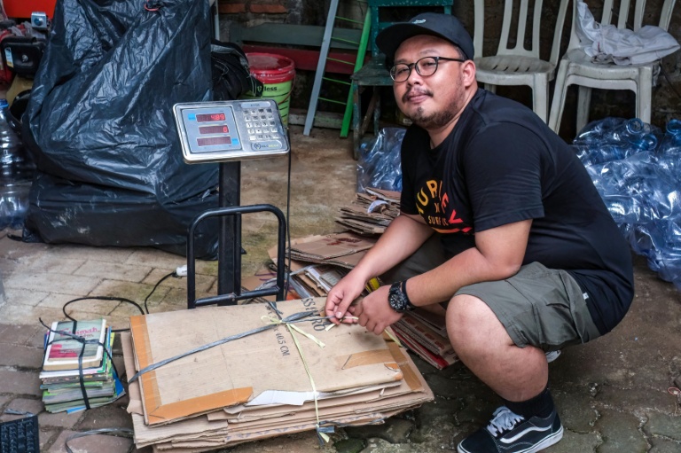 Wahyu Eka Styawan de l'ONG WALHI, devant un centre de collecte qui rachète les matériaux recyclables, le 4 février 2026 à Jakarta, en Indonésie