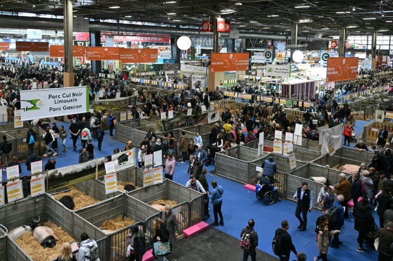 Des visiteurs du Salon de l'Agriculture au parc des expositions de la Porte de Versailles, le 27 février 2025 à Paris