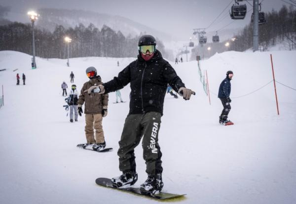 Des touristes étrangers fréquentent la station de ski de Niseko sur l'île d'Hokkaido, au Japon, le 19 février 2026