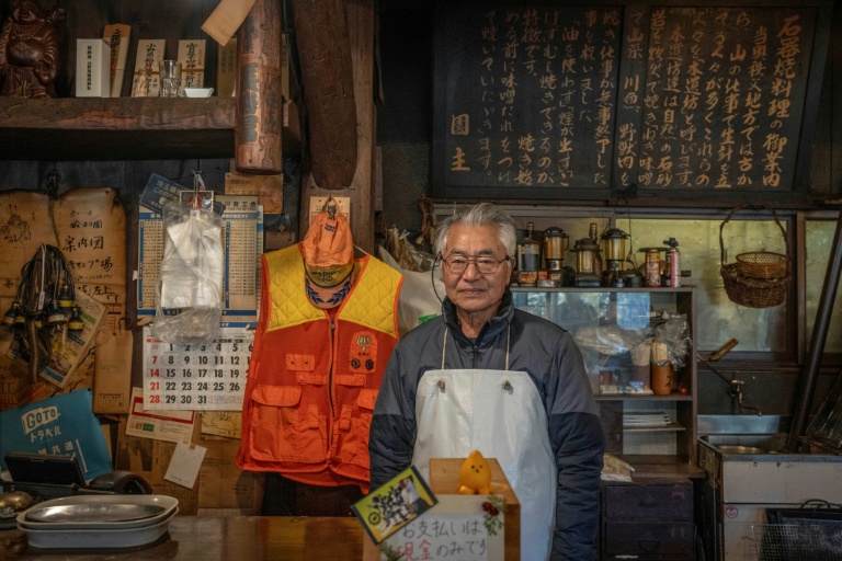Le chef Koji Suzuki dans son restaurant proposant de la viande d'ours à Chichibu, dans la préfecture de Saitama, le 12 décembre 2025 au Japon