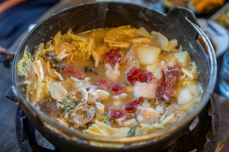 Une marmite de viande d'ours, dans un restaurant de Chichibu, dans la préfecture de Saitama, au Japon, le 12 décembre 2025