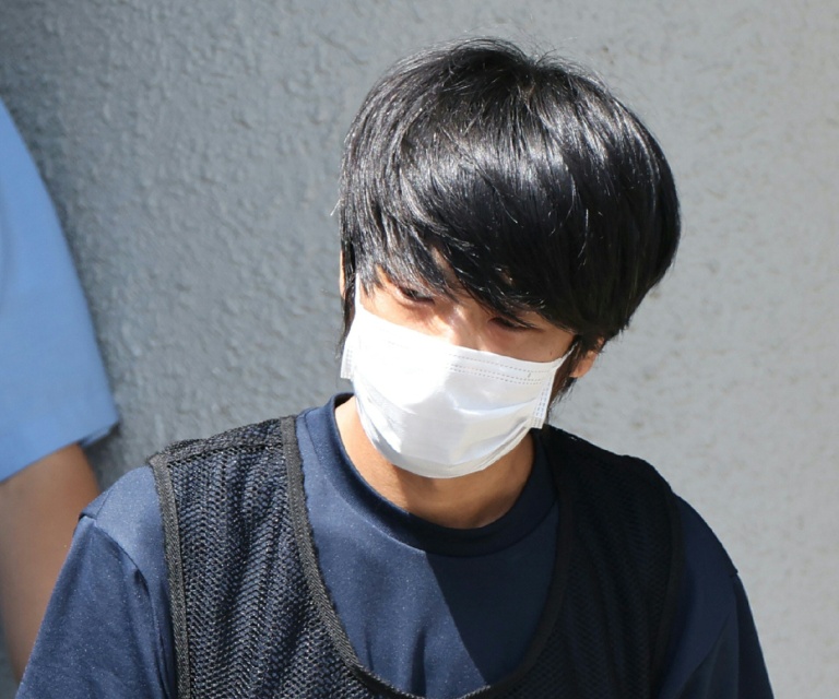 Tetsuya Yamagami, l'homme accusé d'avoir tué l'ancien Premier ministre japonais Shinzo Abe, devant le poste de police de Nara, au Japon, le 25 juillet 2022