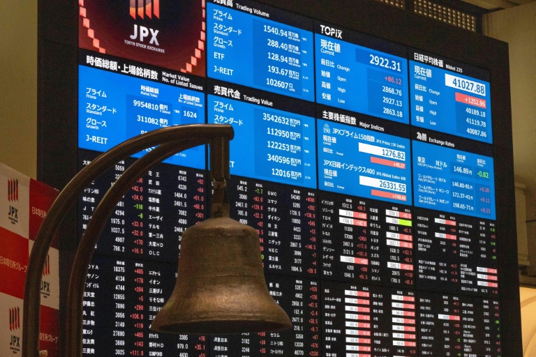Les cotations sur un panneau de la bourse de Tokyo le 23 juillet 2025