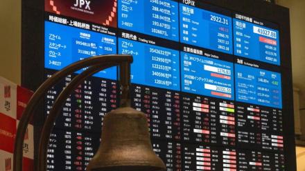 Les cotations sur un panneau de la bourse de Tokyo le 23 juillet 2025