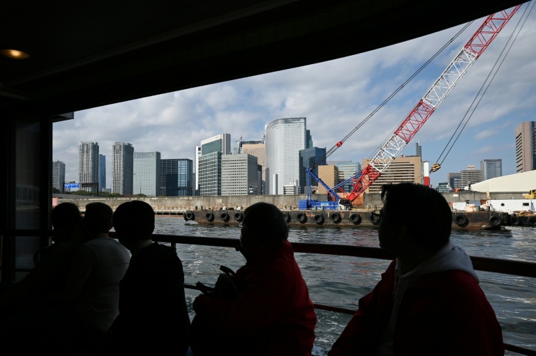 Un site de construction à Tokyo, vu d'un ferry sur la rivière Sumida, le 16 novembre 2025