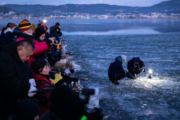 Des fidèles du culte shinto effectuent des relevés sur le lac Suwa, le 29 janvier 2026 à Nagano, dans le centre du Japon 