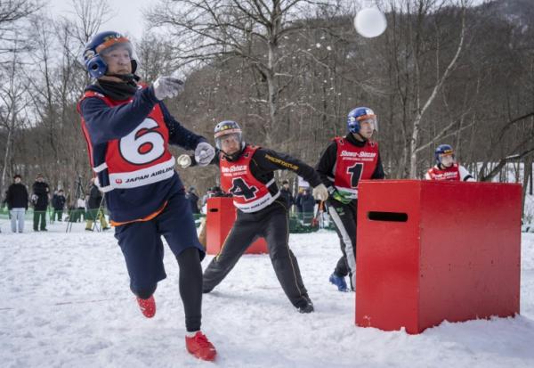 Des joueurs lancent des boules de neige lors d'une partie de "yukigassen" à Sobetsu, sur l'île septentrionale japonaise d'Hokkaido, le 21 février 2026
