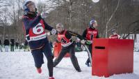 Des joueurs lancent des boules de neige lors d'une partie de "yukigassen" à Sobetsu, sur l'île septentrionale japonaise d'Hokkaido, le 21 février 2026
