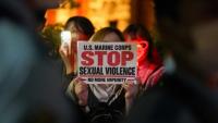 Des manifestants protestent contre la présence de soldats américains au Japon, le 6 octobre 2026 devant l'ambassade américaine au Japon, à Tokyo