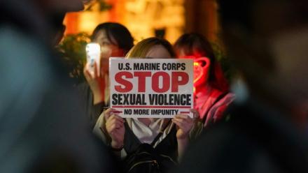 Des manifestants protestent contre la présence de soldats américains au Japon, le 6 octobre 2026 devant l'ambassade américaine au Japon, à Tokyo