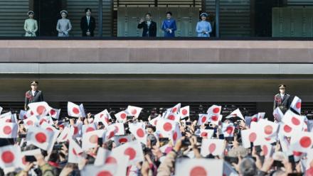 L'empereur Naruhito (3e d), l'impératrice Masako (2e d), leur fille la princesse Aiko (d), le prince héritier Akishino (3eg), la princesse héritière Kiko (2e g) et leur fille la princesse Kako (g) au balcon du palais impérial, à l'occasion du 65e anniversaire de l'empereur, le 23 février 2025 à Tokyo