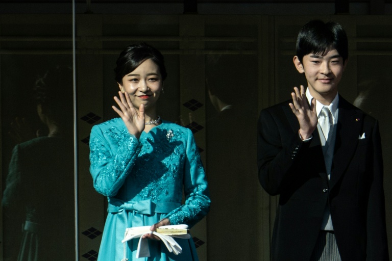 La princesse Kako (g) et le prince Hisahito au balcon du palais impérial lors de la cérémonie traditionnelle de vœux du Nouvel An, le 2 janvier 2026 à Tokyo