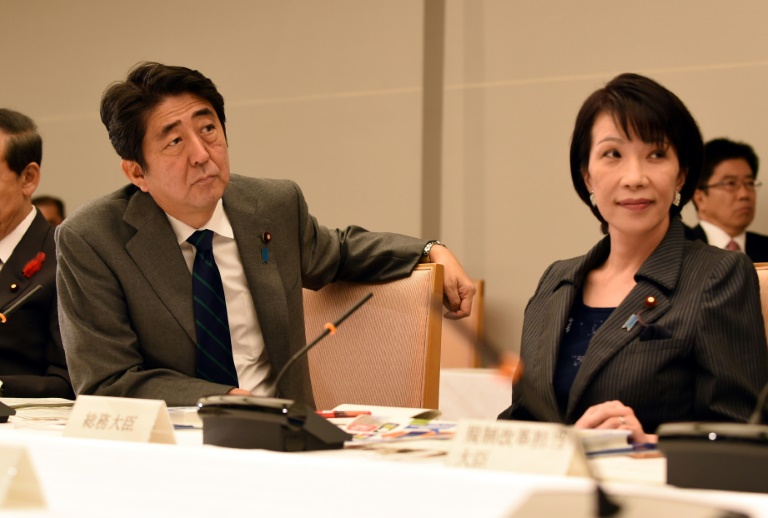 Shinzo Abe (G), alors Premier ministre japonais, et sa ministre des Affaires intérieures et des Communications Sanae Takaichi, le 22 octobre 2014 à Tokyo