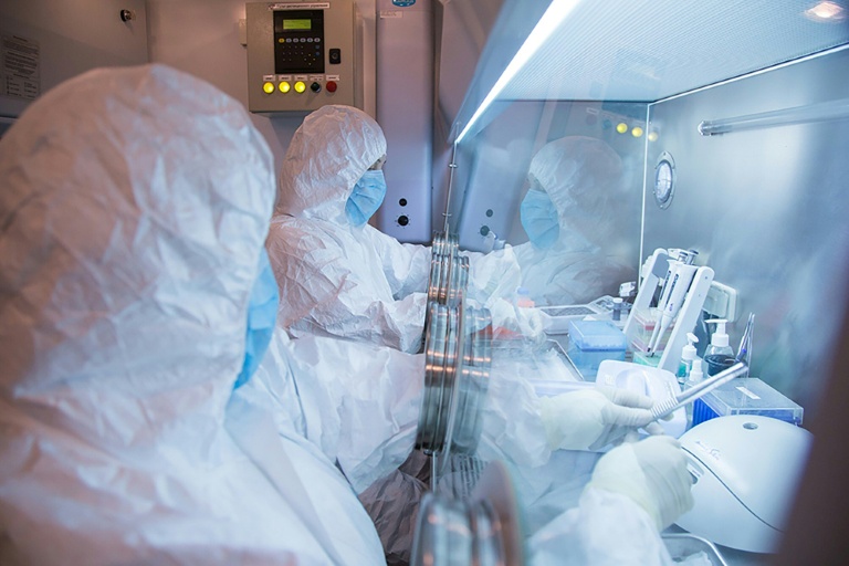 Des spécialistes de l'Institut de lutte contre la peste d'Irkoutsk travaillent en laboratoire, en 2019, selon une photo non datée diffusée par cet établissement