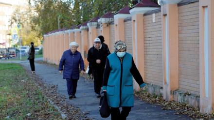 Une femme portant un masque de protection passe devant l'Institut de lutte contre la peste à Irkoutsk, le 7 octobre 2026 en Russie