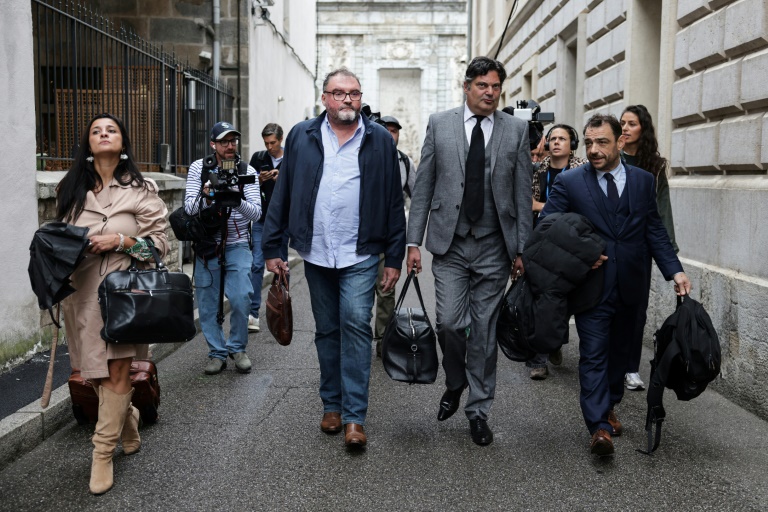 L'ancien anesthésiste français Frédéric Pechier (2ème à gauche) arrive avec ses avocats Ornella Spatafora (à gauche), Randall Schwerdorffer (2ème à droite) et Lee Takhedmit le jour de l'ouverture de son procès, au tribunal de Besançon dans le nord-est de la France, le 8 septembre 2025