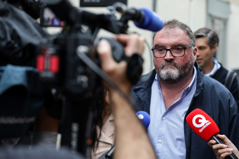 L'ancien anesthésiste français Frédéric Péchier s'adresse à la presse à son arrivée au palais de justice de Besançon, à Besançon, dans le nord-est de la France, le 8 septembre 2025