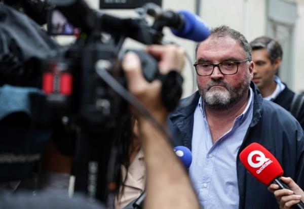 L'ancien anesthésiste français Frédéric Péchier s'adresse à la presse à son arrivée au palais de justice de Besançon, à Besançon, dans le nord-est de la France, le 8 septembre 2025