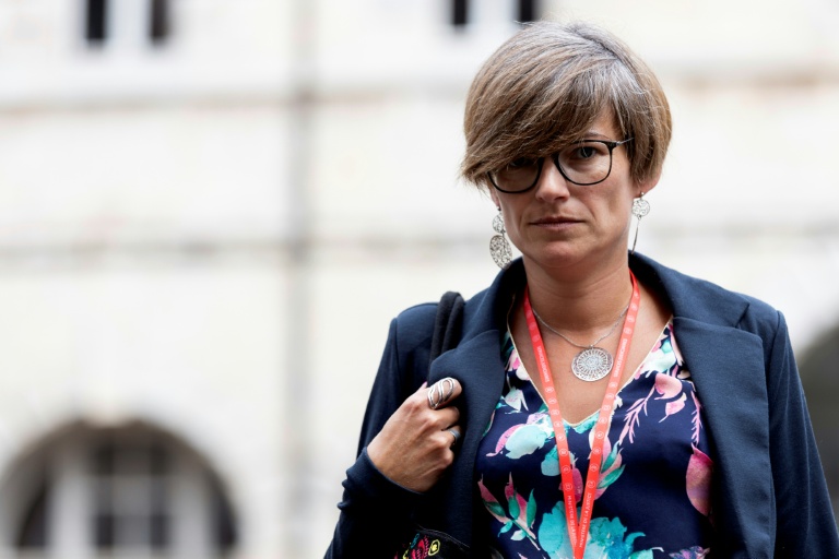 La coprésidente de l'association des victimes, Amandine Iehlen, arrive au tribunal de Besançon (nord-est de la France) pour assister au premier jour du procès de l'ancien anesthésiste Frédéric Péchier, le 8 septembre 2025