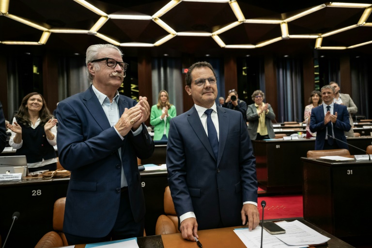 Le sénateur du Parti socialiste français Jérôme Durain (droite) après sa réélection comme président du Conseil régional de Bourgogne-Franche-Comté à Dijon, dans le centre-est de la France, le 5 septembre 2025