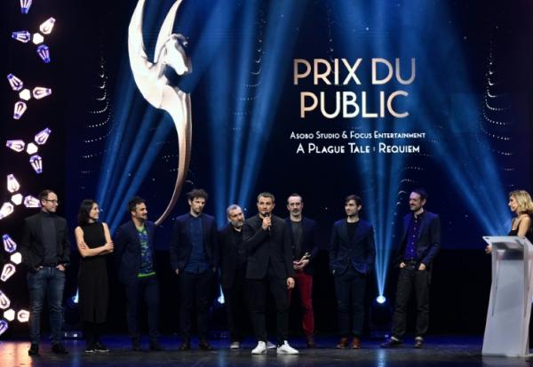 Des membres du studio français Asobo reçoivent le prix Pégase du public pour le jeu vidéo "A Plague Tale: Requiem" lors de la 4e édition des Pégases à Paris, le 9 mars 2023
