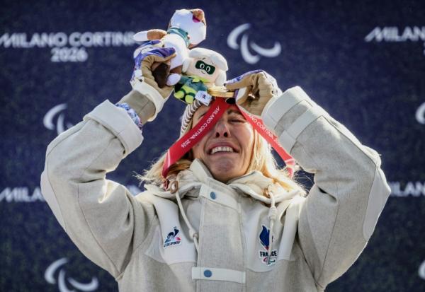 La Française Cécile Hernandez sur le podium après son titre paralympique en snowboard cross, le 8 mars 2029 à Cortina d'Ampezzo (Italie)