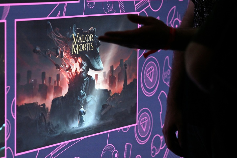 Une personne se tient devant une publicité pour le jeu vidéo 