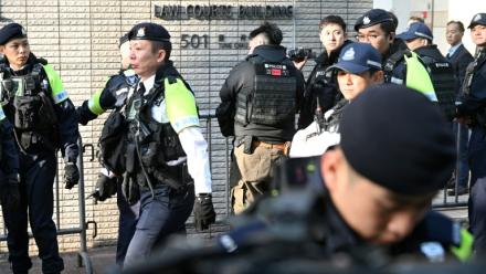 Des policiers devant le tribunal de Kowloon pour le prononcé de la peine du magnat des médias pro-démocratie Jimmy Lai, le 9 février 2026 à Kong Kong